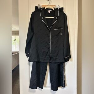 🖤 Like New 🖤 Victoria's Secret Monogram VS Black Satin Pajama Set 🖤